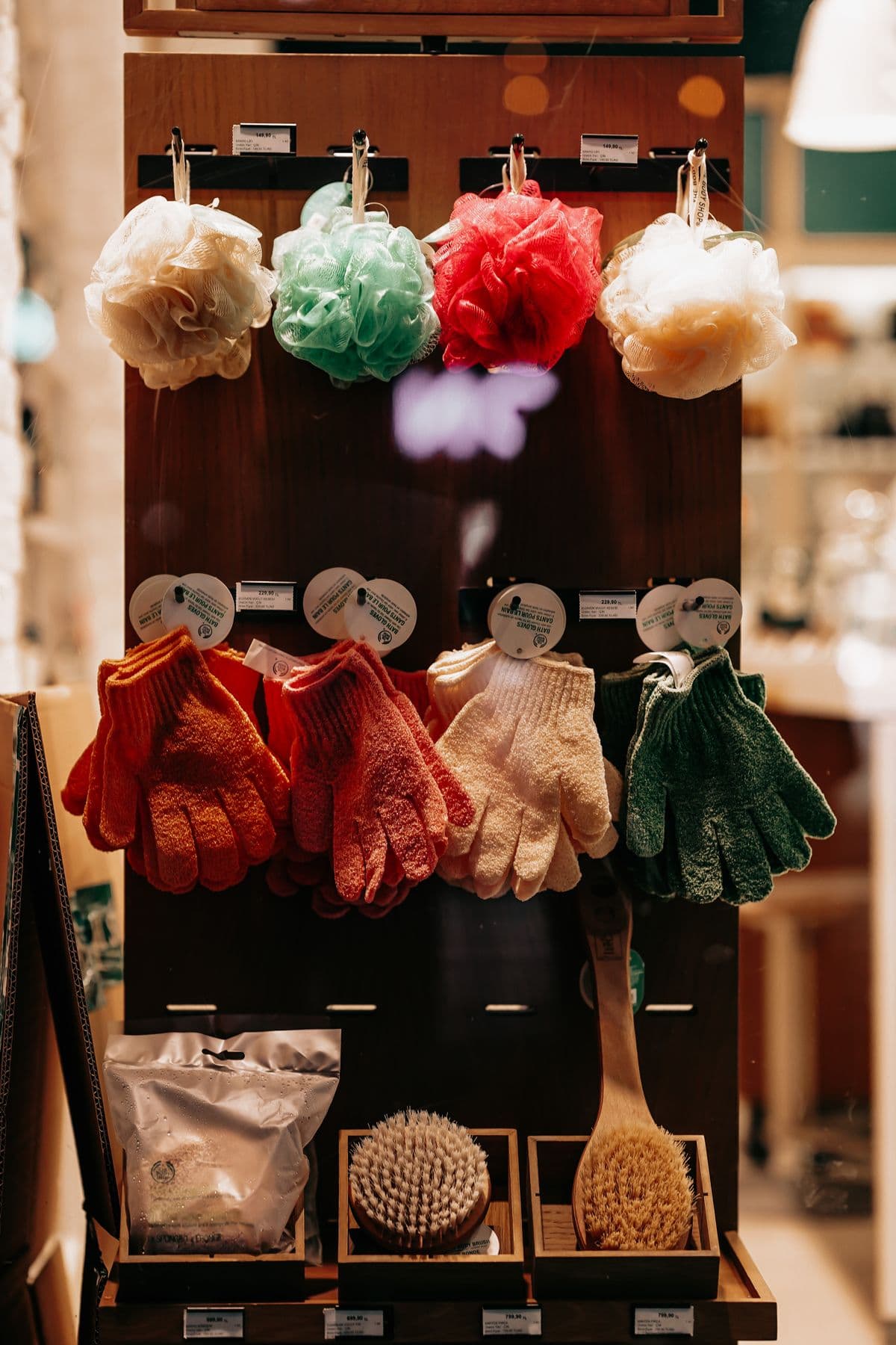 Retail bath accessories display for kitchen cleaning and household distribution buyers